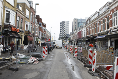 914268 Gezicht in de Damstraat te Utrecht, uit het noorden, tijdens werkzaamheden aan de warmteleidingen.